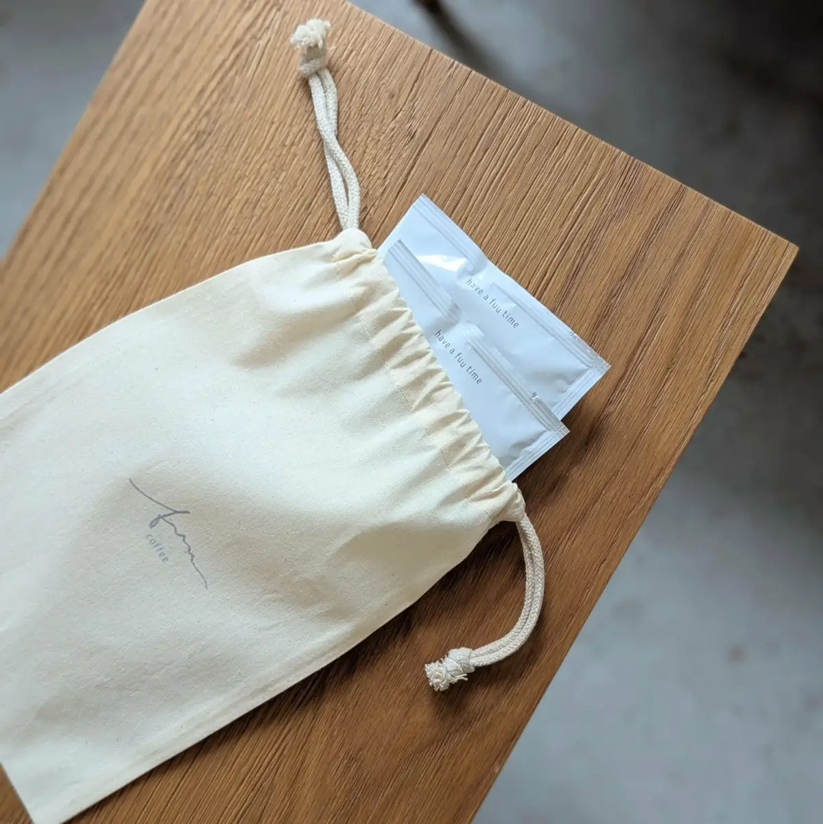 fuu coffeeのロゴが入った巾着袋と、そこから覗くドリップバッグ